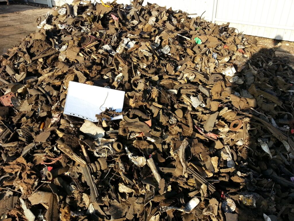 Montes de sucata metálica no processo de reciclagem.