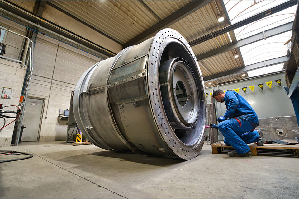 Konstruktionsmechaniker fertigt eine große Gasturbine für die Energieversorgung