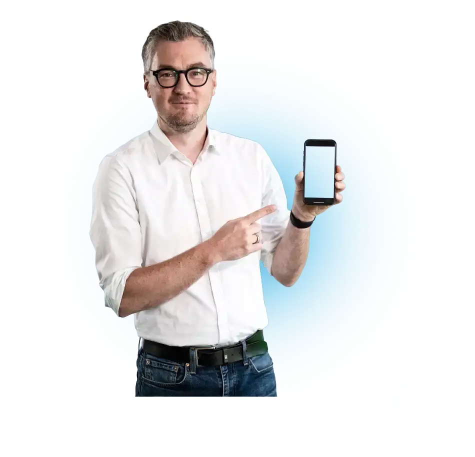 Um homem de camisa branca aponta para um smartphone com o ecrã em branco.