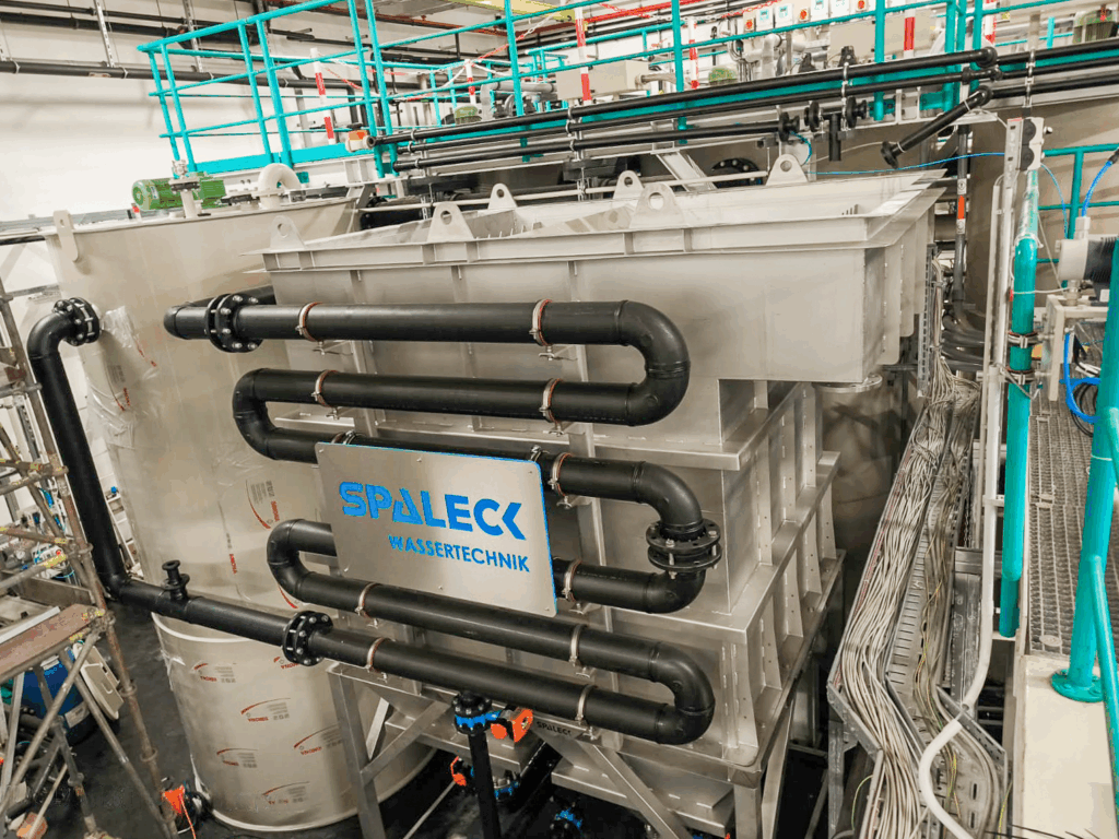 A SPALECK Wassertechnik instala uma solução completa para o tratamento de águas residuais | Tratamento de água na produção de chips com a SPALECK | Clarificador de lâminas para o tratamento de águas residuais na produção de chips | SPALECK