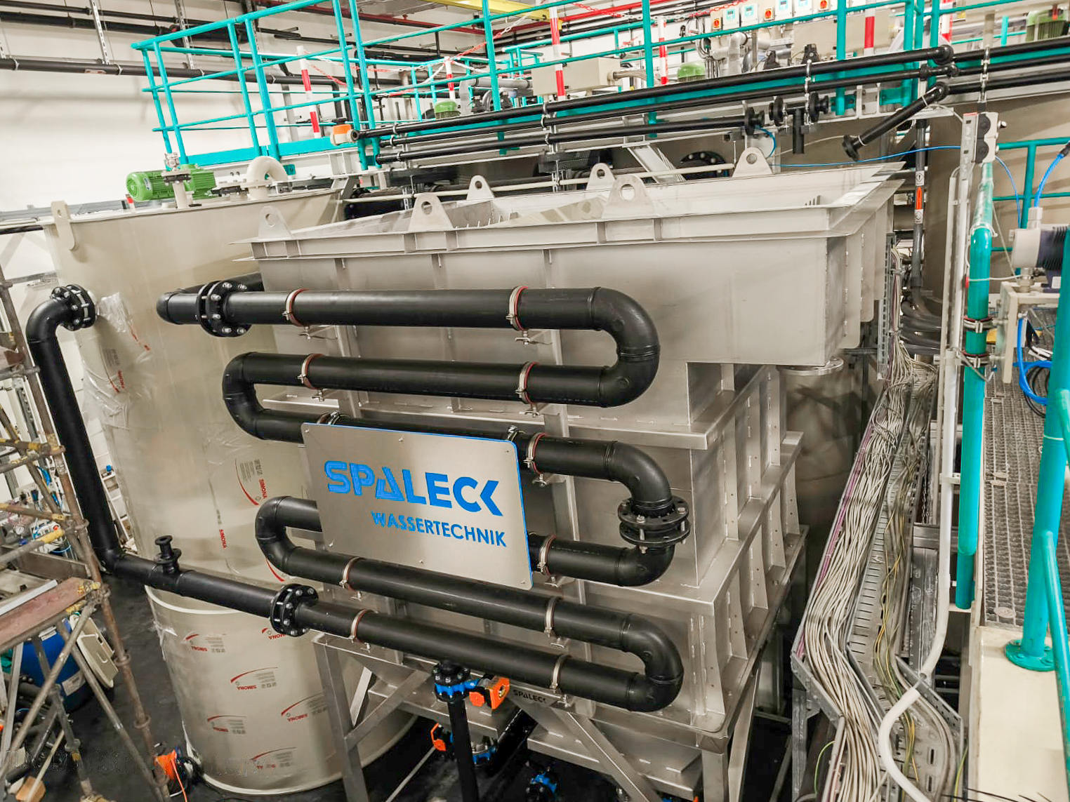 A SPALECK Wassertechnik instala uma solução completa para o tratamento de águas residuais | Tratamento de água na produção de chips com a SPALECK | Clarificador de lâminas para o tratamento de águas residuais na produção de chips | SPALECK