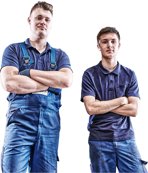 Dois homens vestidos com roupa de trabalho, de braços cruzados.