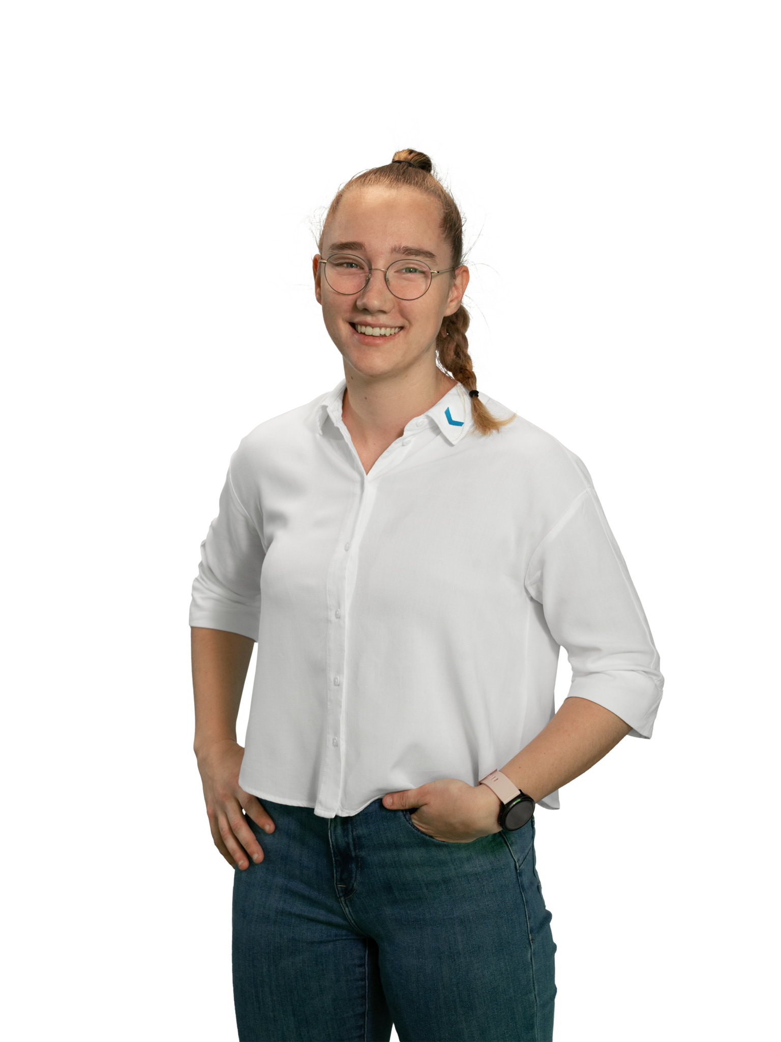 Person in weißem Hemd und Jeans lächelt in die Kamera.