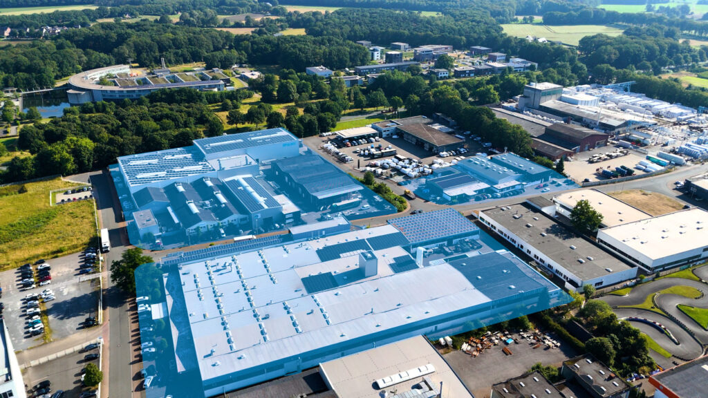Vista aérea das instalações da Spaleck GmbH & Co. KG num ambiente verdejante.