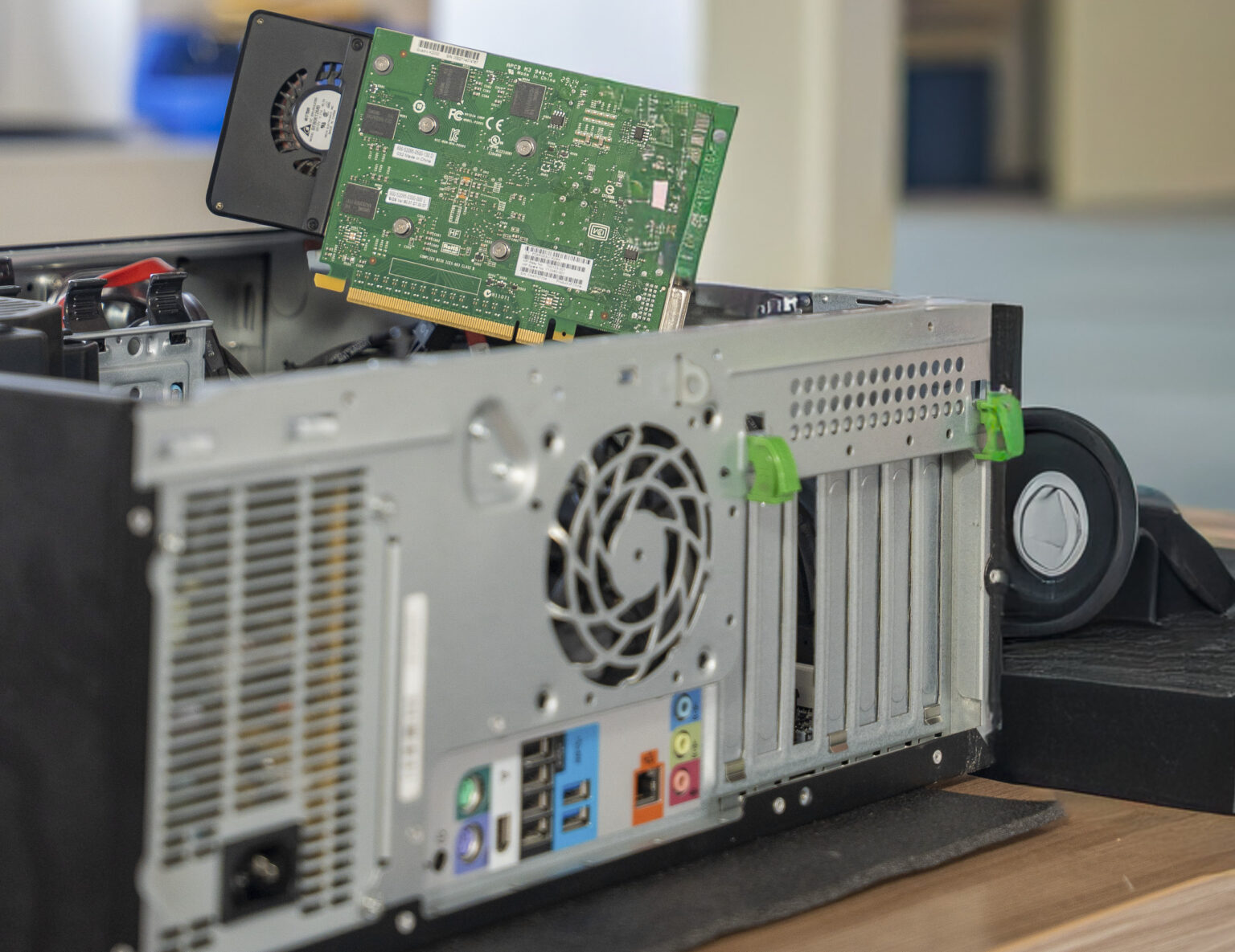 Computador aberto com hardware visível, ideal para a formação de técnicos informáticos especializados em integração de sistemas.