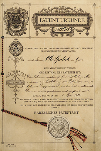 Historisches Dokument mit kalligrafischem Text und Siegel.