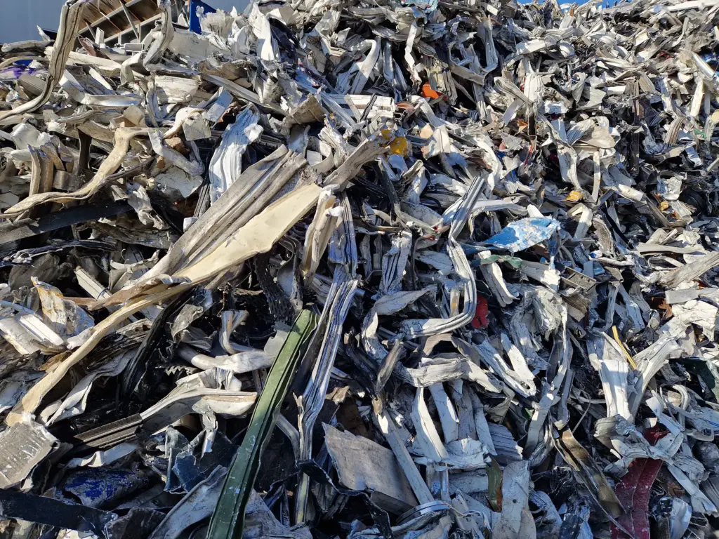 Pilha de metal reciclado.