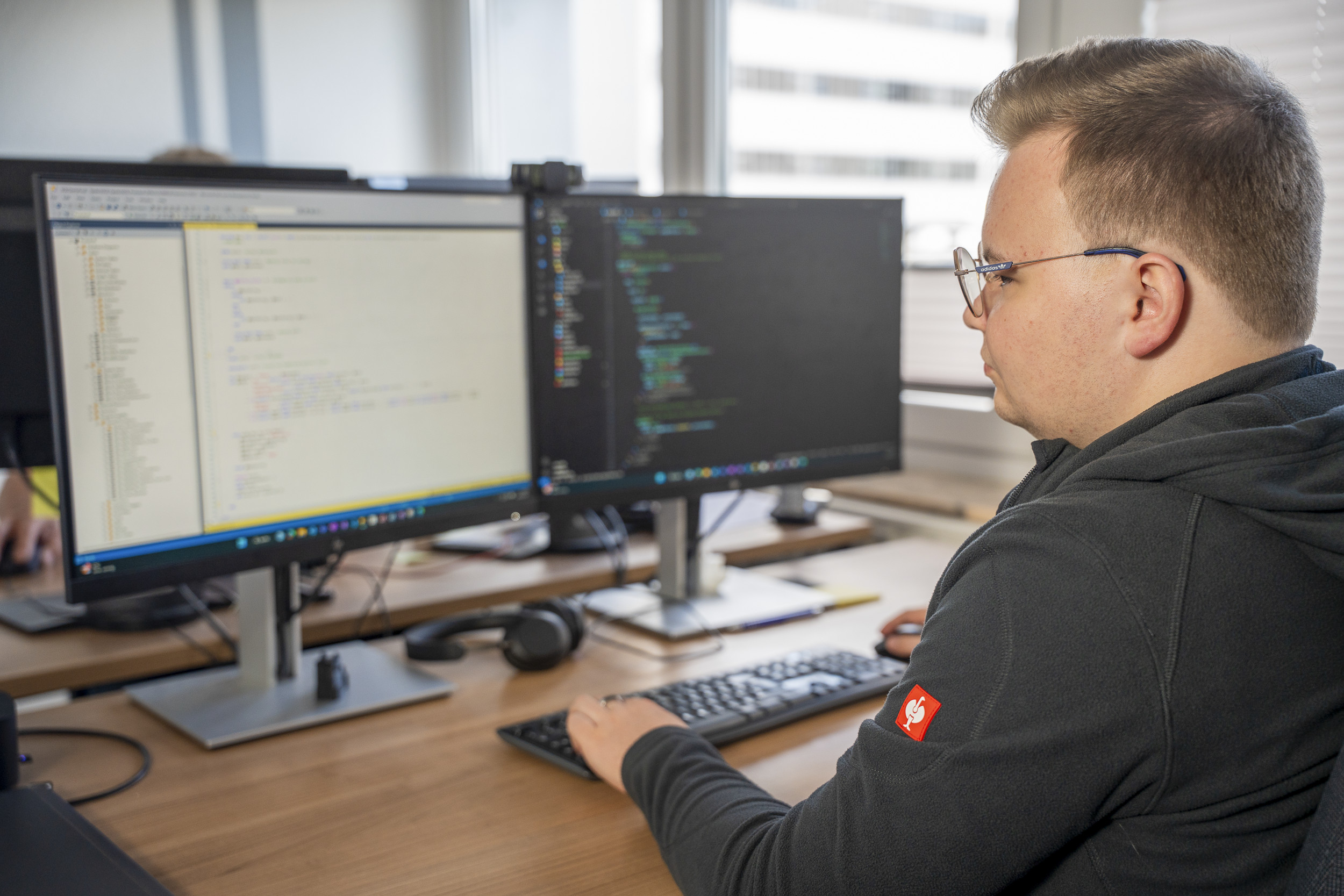 Um estagiário na área de integração de sistemas está a programar no computador