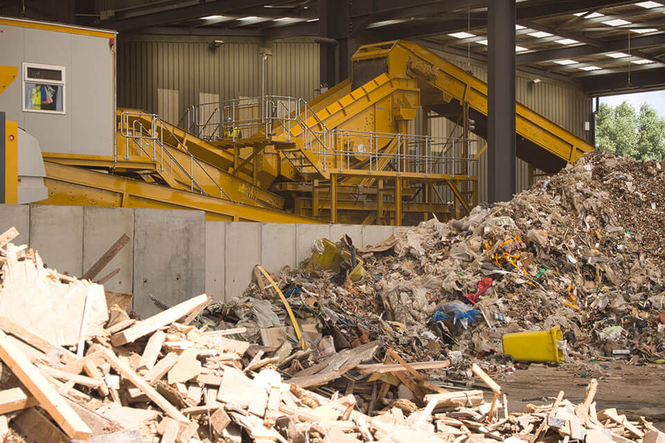 Vista de uma máquina de crivagem SPALECK numa instalação de reciclagem de resíduos mistos da construção. Em primeiro plano, vê-se o material de entrada.