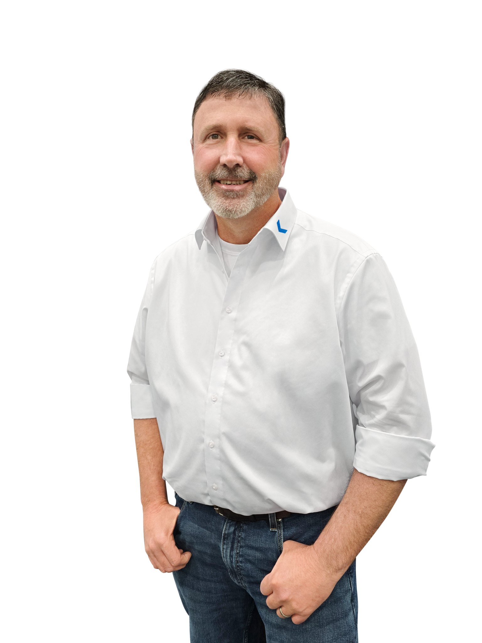 Mann in weißem Hemd und Jeans vor schwarzem Hintergrund.