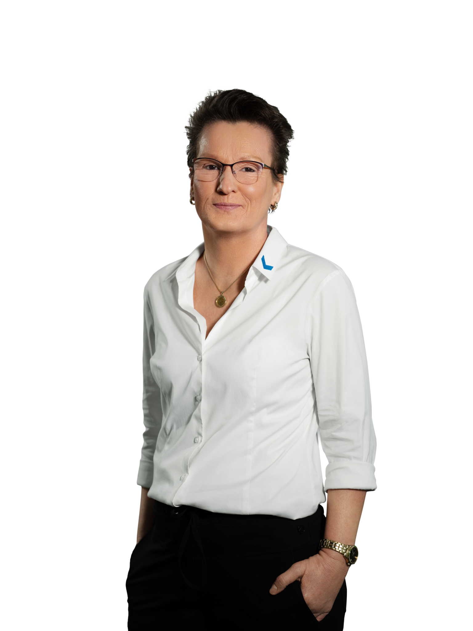 Person in weißem Hemd mit Brille vor neutralem Hintergrund.