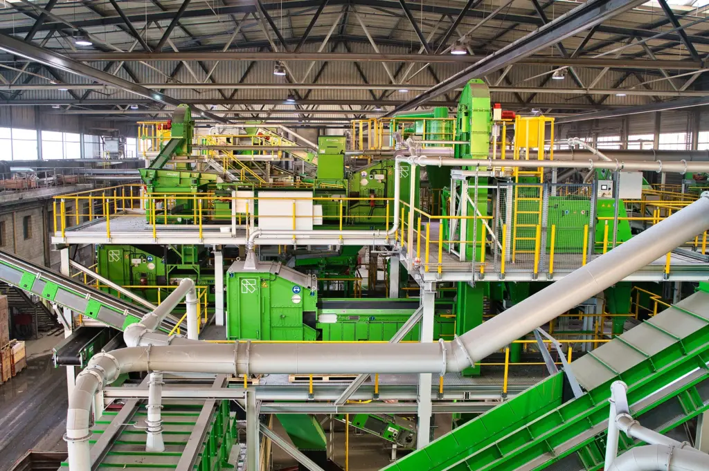 Instalação de reciclagem de resíduos eletrónicos de última geração, equipada com máquinas de crivagem e calhas de transporte da SPALECK, bem como tecnologia de triagem da TOMRA para REEE