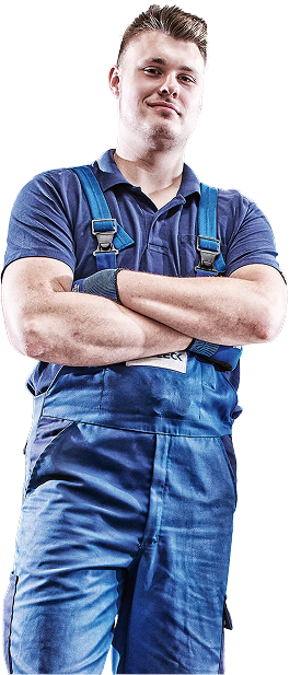 Pessoa vestida com roupa de trabalho azul, com os braços cruzados.