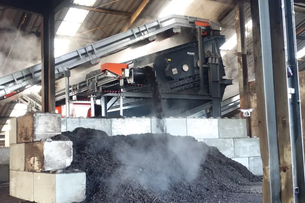 A máquina de crivagem SPALECK na produção de composto — neste contexto, oferece a vantagem de uma crivagem muito precisa e de um esforço de limpeza bastante reduzido