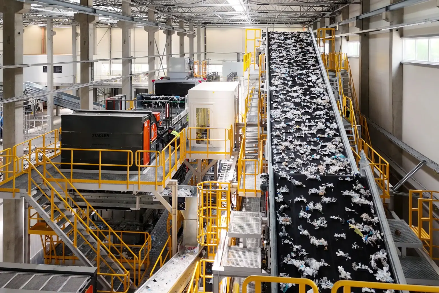 Recyclinganlage mit Förderband zur NIR-Sortierung von Materialien.