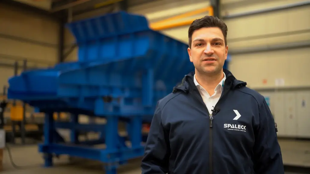 Um especialista da SPALECK apresenta o Aufgabebunker ActiveFEED, que, com um simples toque num botão, fornece a quantidade ideal de material para os teus equipamentos de triagem.