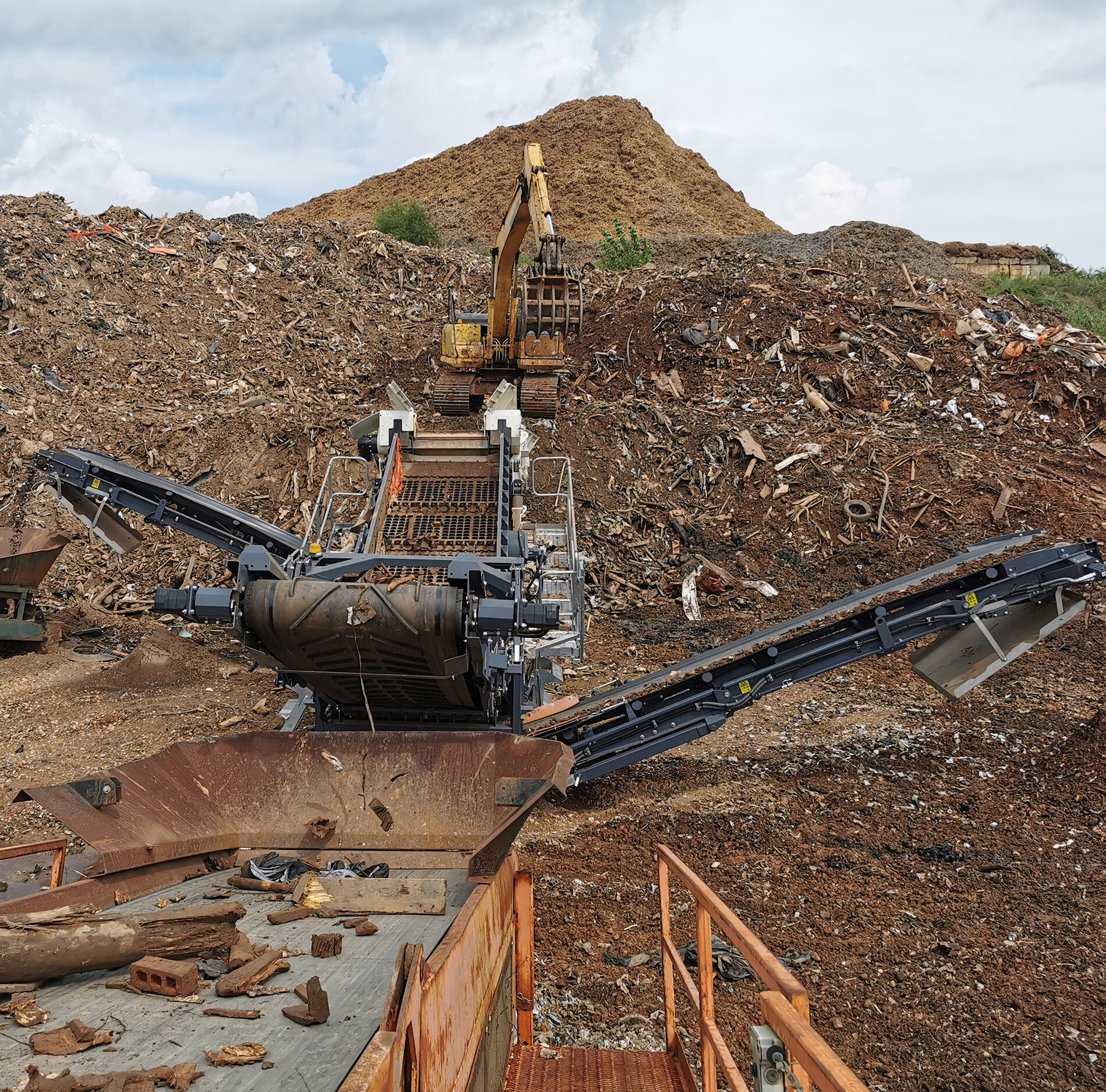Peneiramento de resíduos de construção e demolição com a máquina de peneiramento móvel da Spaleck
