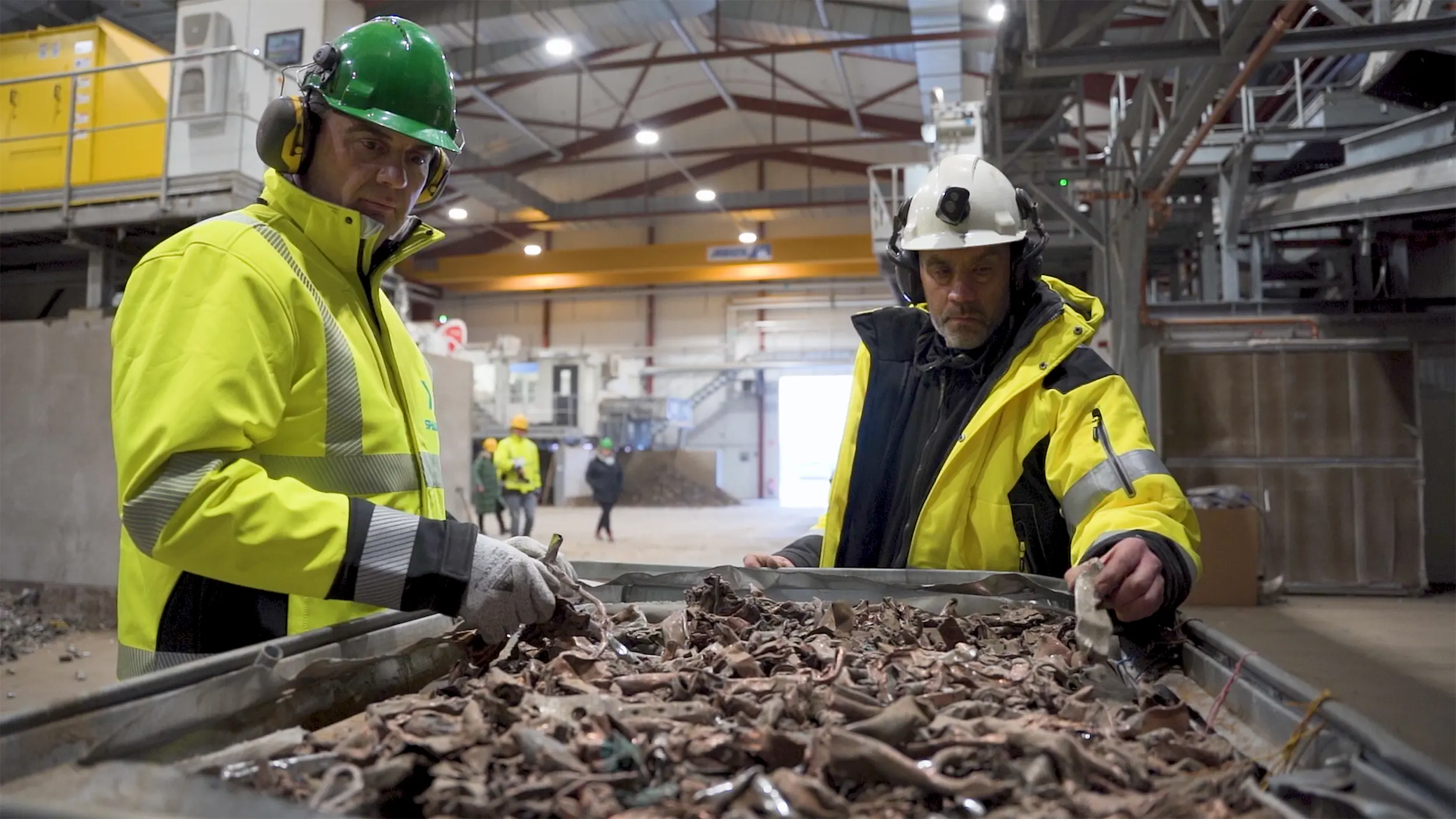 Os especialistas em máquinas de peneiramento da SPALECK discutem com os especialistas em reciclagem de metais da Skrotfrag os resultados da triagem na reciclagem de metais.