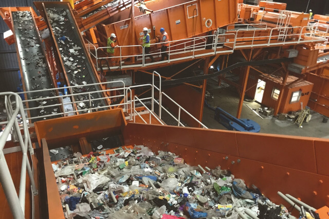 Instalação de reciclagem com correia transportadora e máquina de triagem 3D-COMBI.