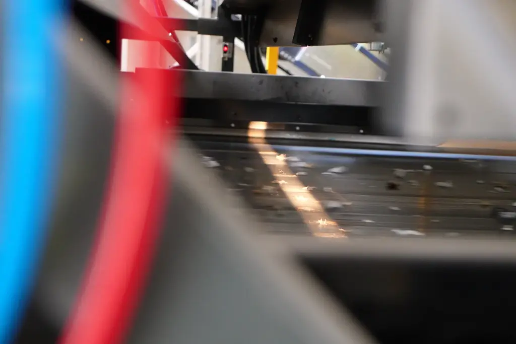 Vista detalhada de uma máquina de crivagem no processo de reciclagem de metais.