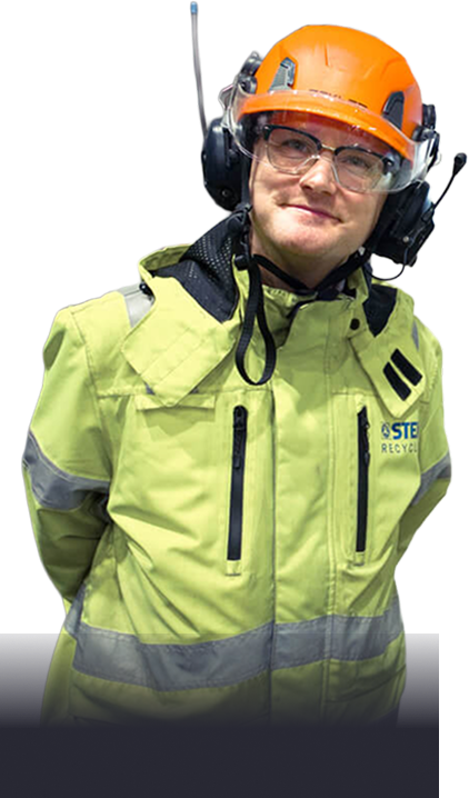 Pessoa com equipamento de segurança, capacete e óculos de proteção.