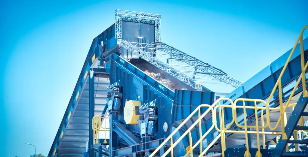Instalação industrial para o tratamento de escórias com correias transportadoras.