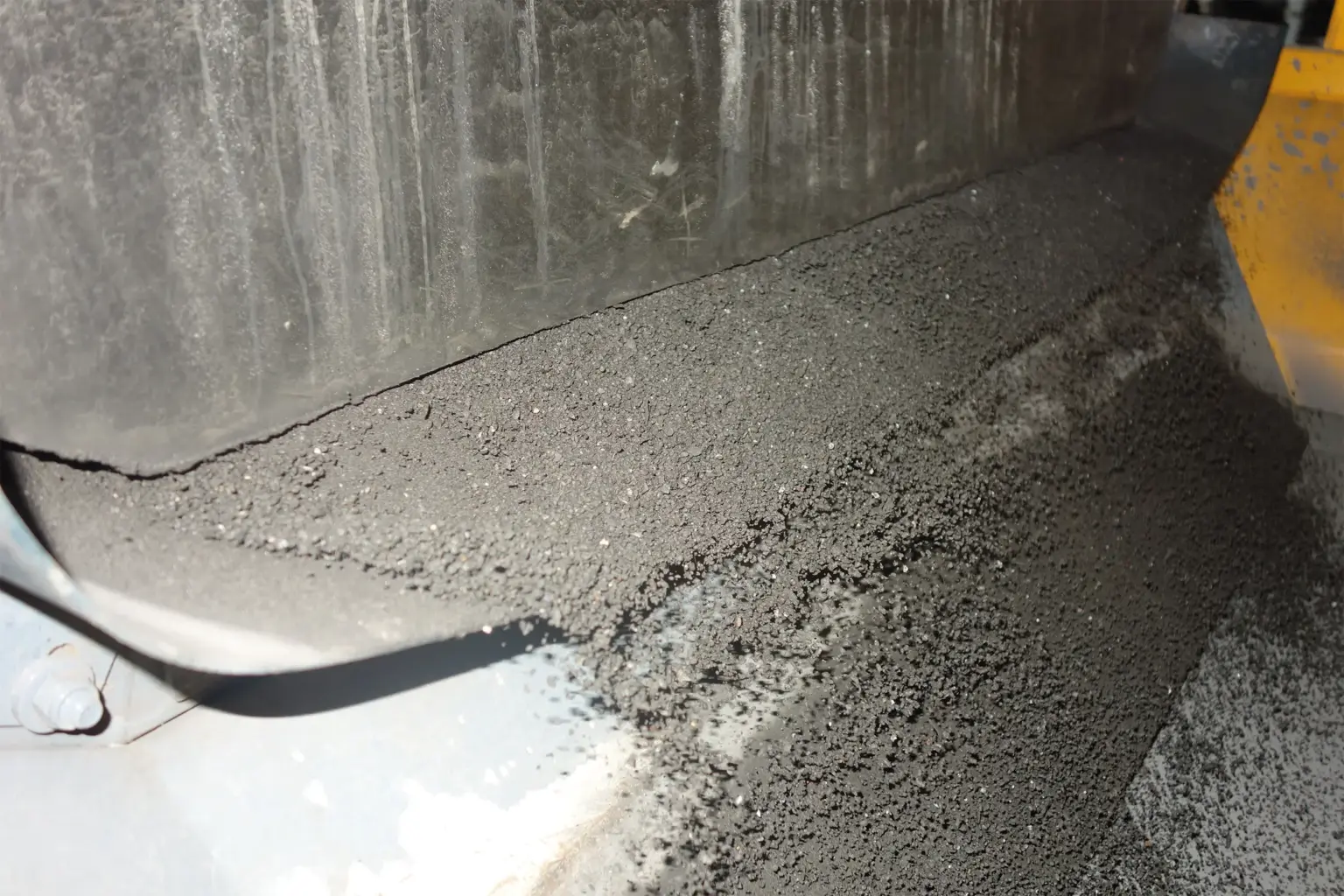 Imagem detalhada da calha transportadora oscilante SPALECK ActiveCLEAN — é possível ver muito bem que, graças ao princípio de autolimpeza, o funcionamento ocorre sem qualquer acumulação de resíduos
