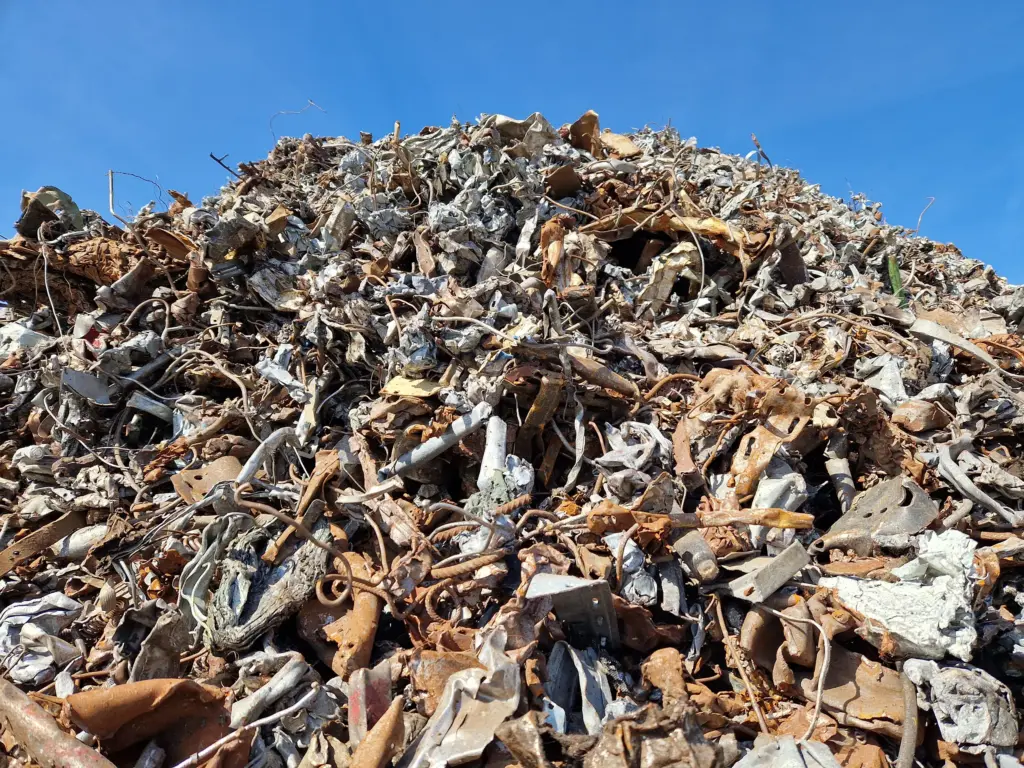 Sucata triturada na reciclagem de metais