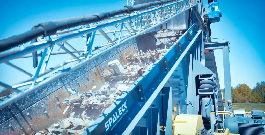 Máquina de crivagem SPALECK 3D COMBI numa instalação de reciclagem de resíduos mistos da construção e resíduos de construção e demolição (C&D)