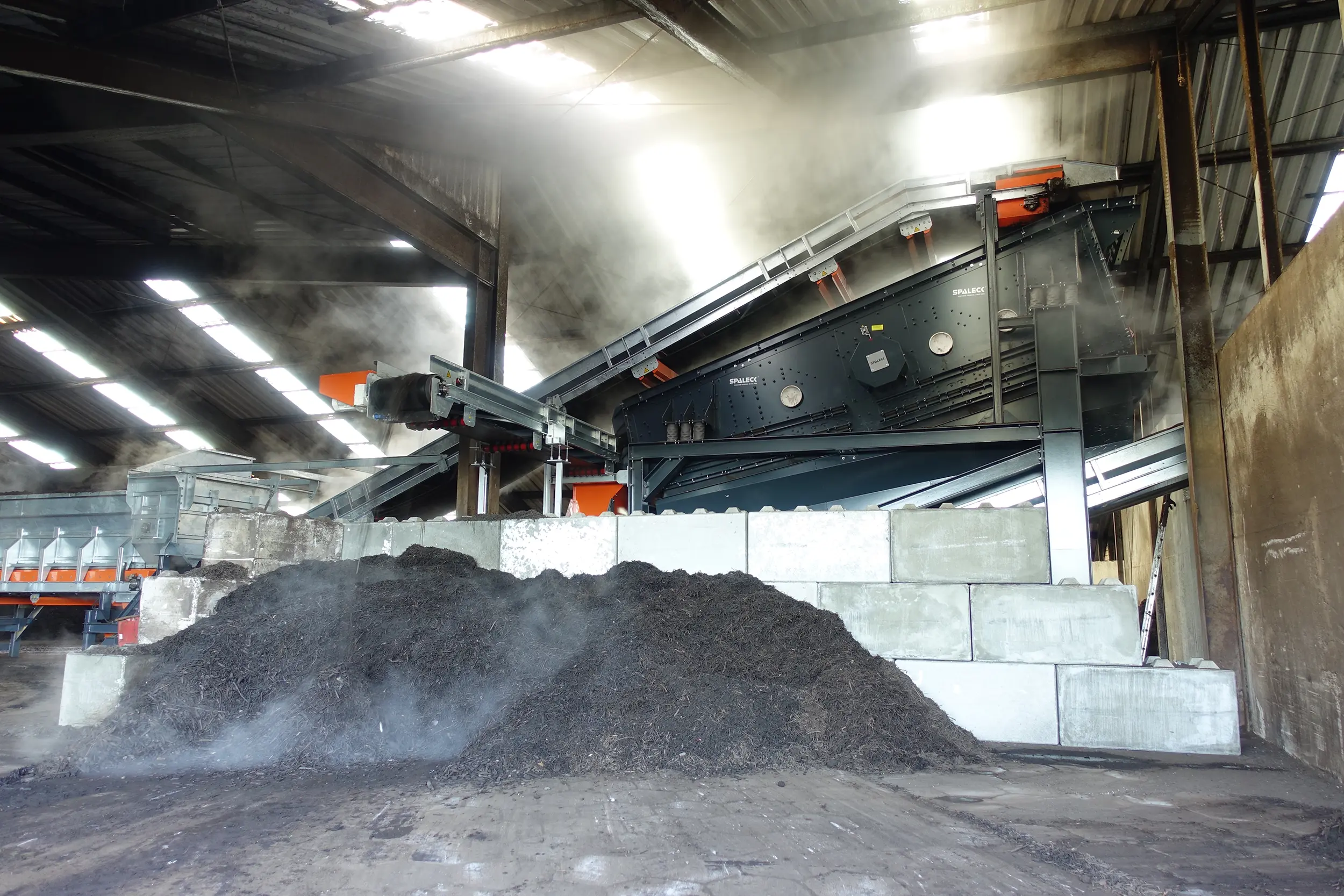 Máquina de peneiramento SPALECK num dos principais fabricantes de composto e substrato para flores. A máquina de peneiramento está equipada com tabuleiros de peneiramento especiais para a produção de composto de qualidade superior.