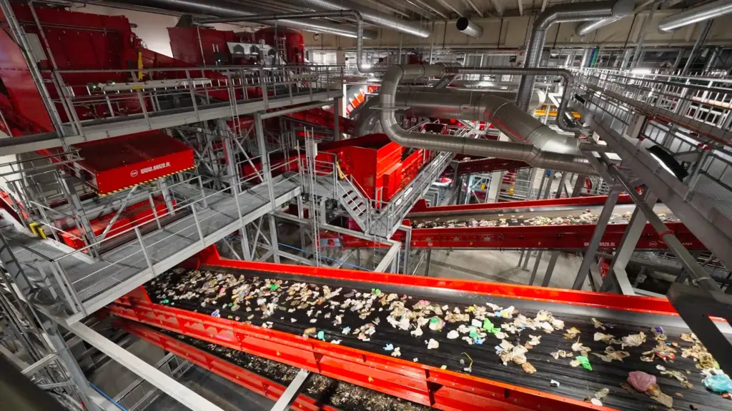 Instalação moderna de reciclagem com correias transportadoras e triagem de resíduos.