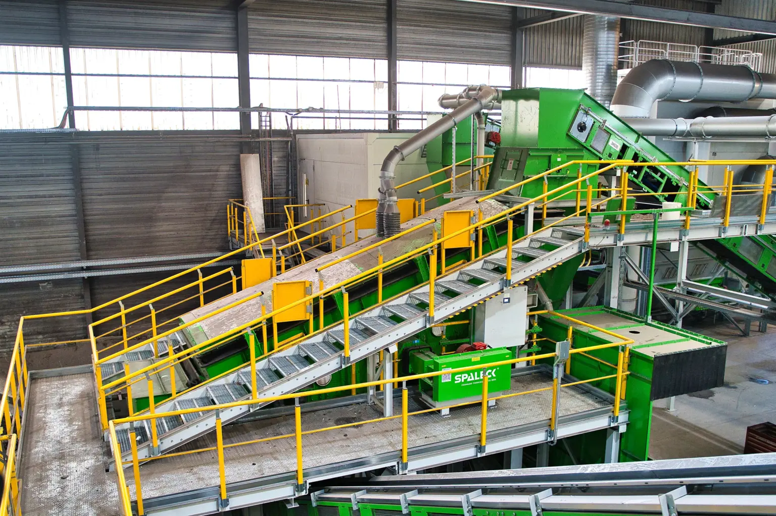 Grande máquina de crivagem SPALECK 3D COMBI numa das instalações de tratamento de resíduos elétricos mais modernas da Europa