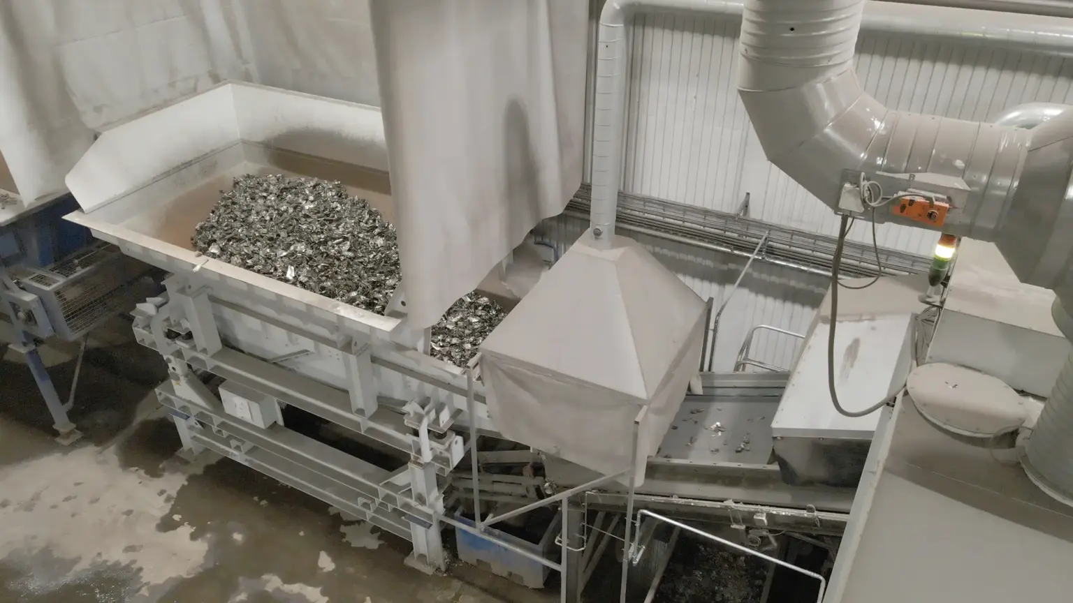 O SPALECK ActiveFEED otimiza o fornecimento de material numa instalação de reciclagem de metais, garantindo um fornecimento constante de material a três separadores por XRF