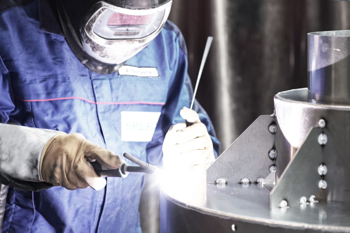 Um soldador está a trabalhar num componente de uma turbina a gás.