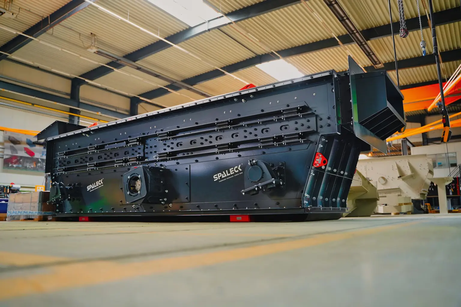 Máquina de crivagem com eixo tensionado para resíduos de construção na sala de produção do fabricante de máquinas de crivagem SPALECK