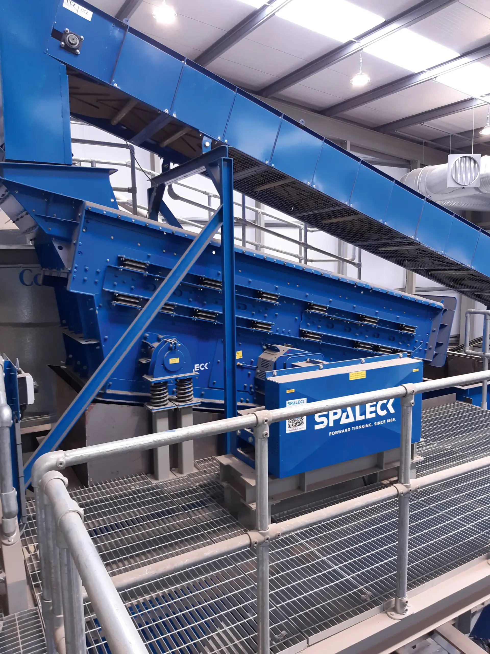 Máquina de triagem com eixo tensionado numa unidade de reciclagem de resíduos plásticos