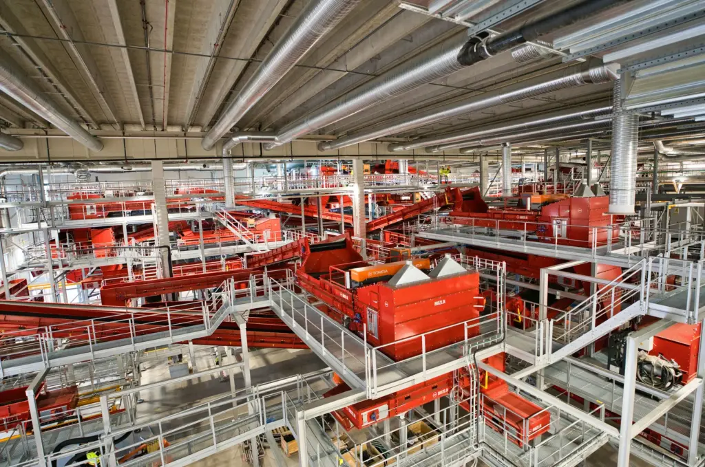 Instalação de última geração para o tratamento de resíduos domésticos, com uma capacidade anual de 200 000 toneladas. No total, quatro máquinas de crivagem SPALECK encarregam-se aqui da classificação do material por tamanho.