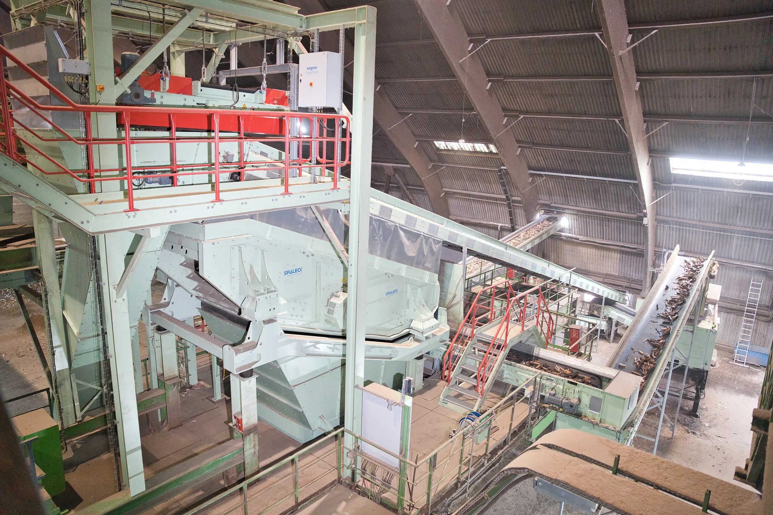 Máquina de crivagem para o tratamento de madeira usada