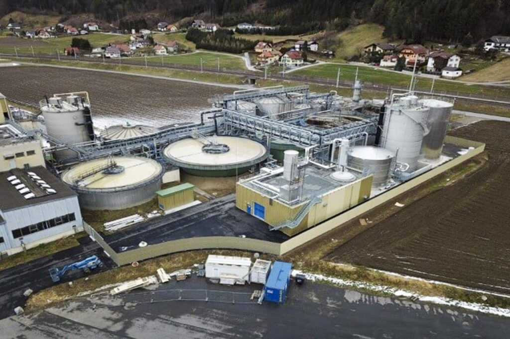 Estação de tratamento de águas aeróbica num parque industrial