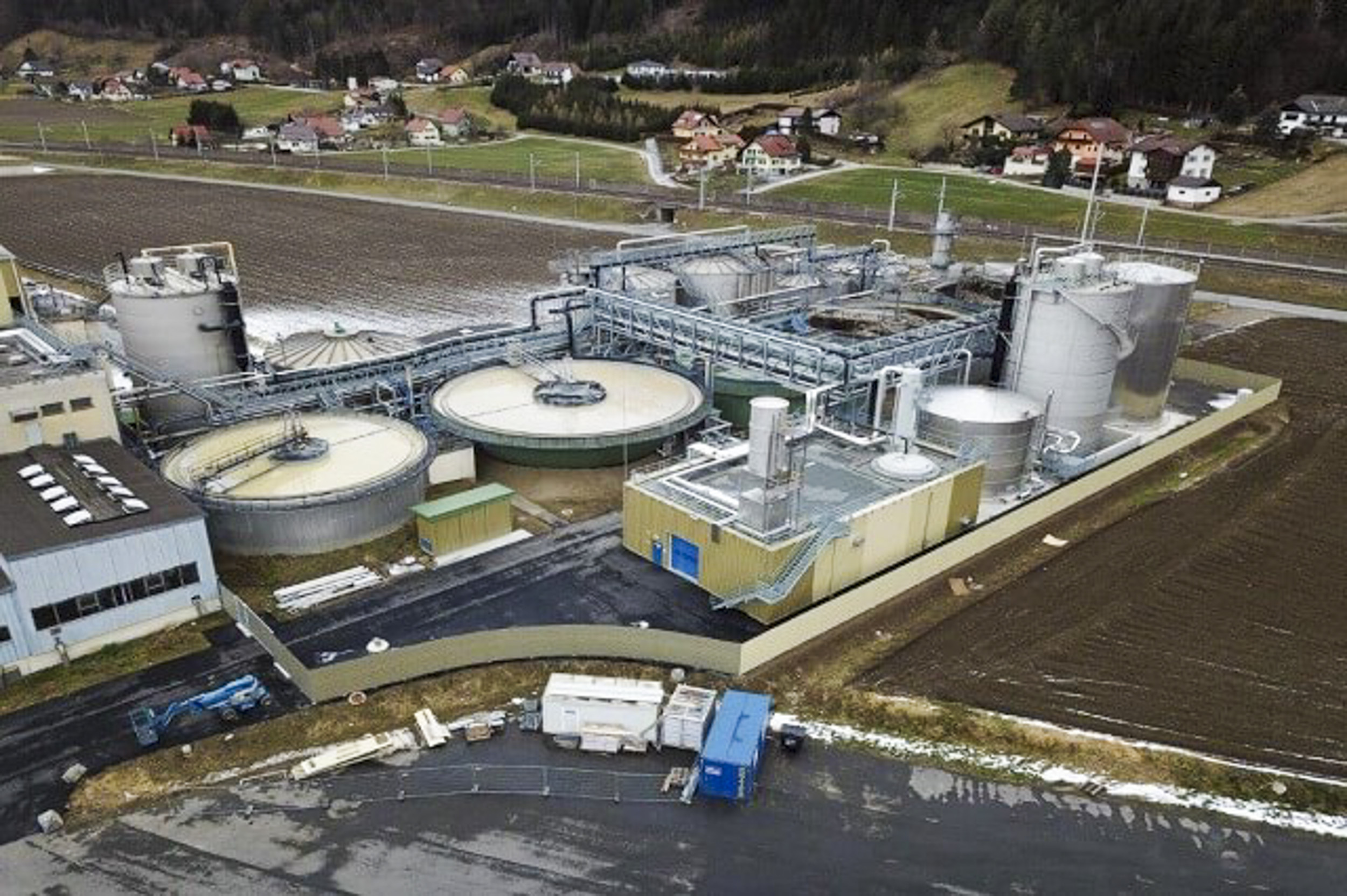 Estação de tratamento de águas aeróbica num parque industrial