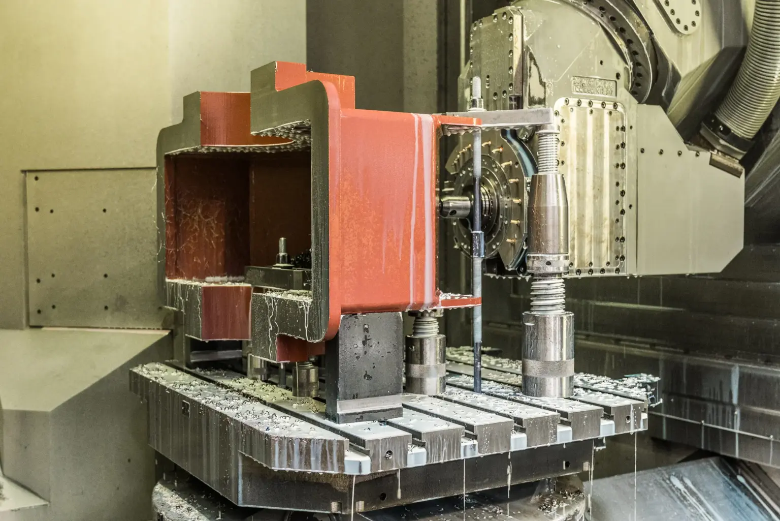 Maquinação mecânica de uma peça de grandes dimensões num centro de maquinação CNC na empresa de subcontratação SPALECK