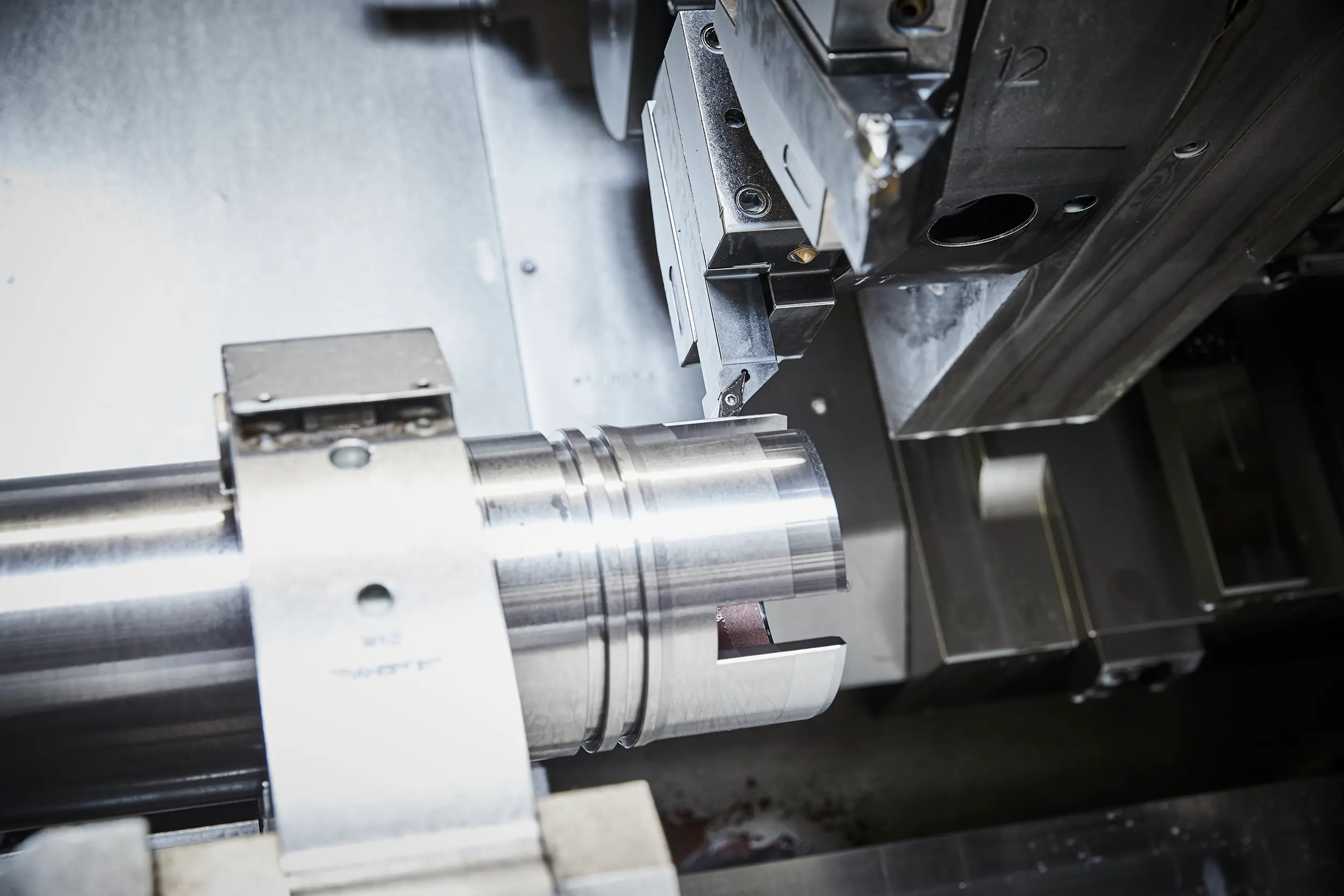 Imagem detalhada da produção de uma peça torneada por CNC na empresa de subcontratação SPALECK; aqui, uma visão do torno ultramoderno