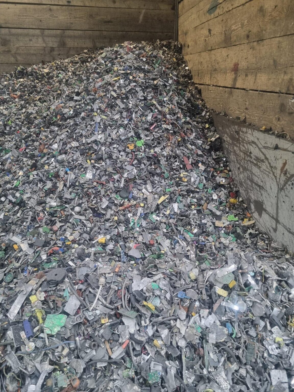 Material de reciclagem de resíduos eletrónicos antes da triagem