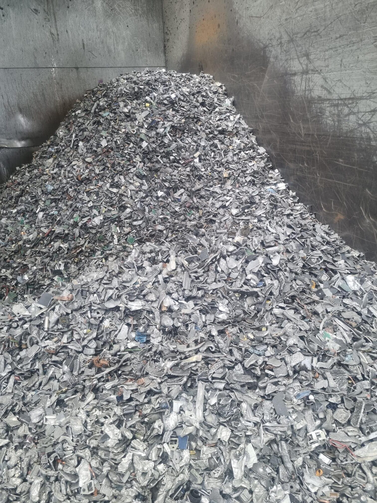 Matéria-prima para a triagem por sensores na empresa de reciclagem de resíduos eletrónicos Immark AG, na Suíça. O ActiveFEED permite otimizar facilmente o fornecimento de material.