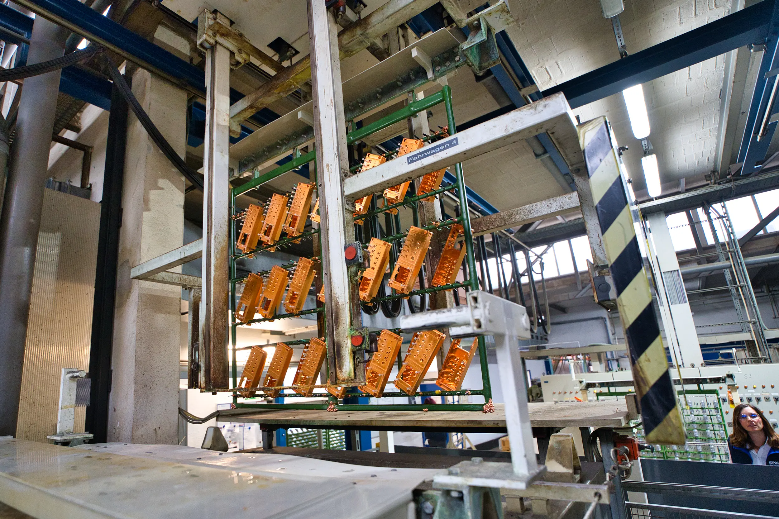 Instalação industrial destinada ao acabamento de superfícies de peças metálicas num pavilhão fabril.