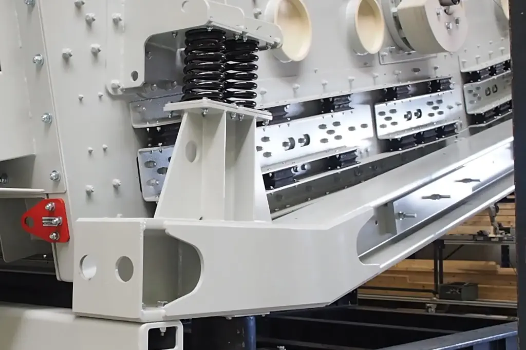 Máquina industrial com componentes e molas visíveis.