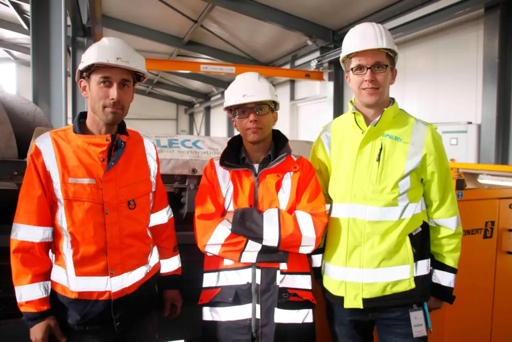 Gerben Jaspers, Bildmitte, über seine Erfahrungen mit der ActiveCLEAN Förderrinne in der Schlackenaufbereitung bei Heros