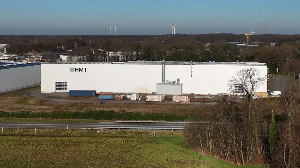 Vista aérea da HMT Industries GmbH & Co. KG; em primeiro plano, a estrada nacional B67