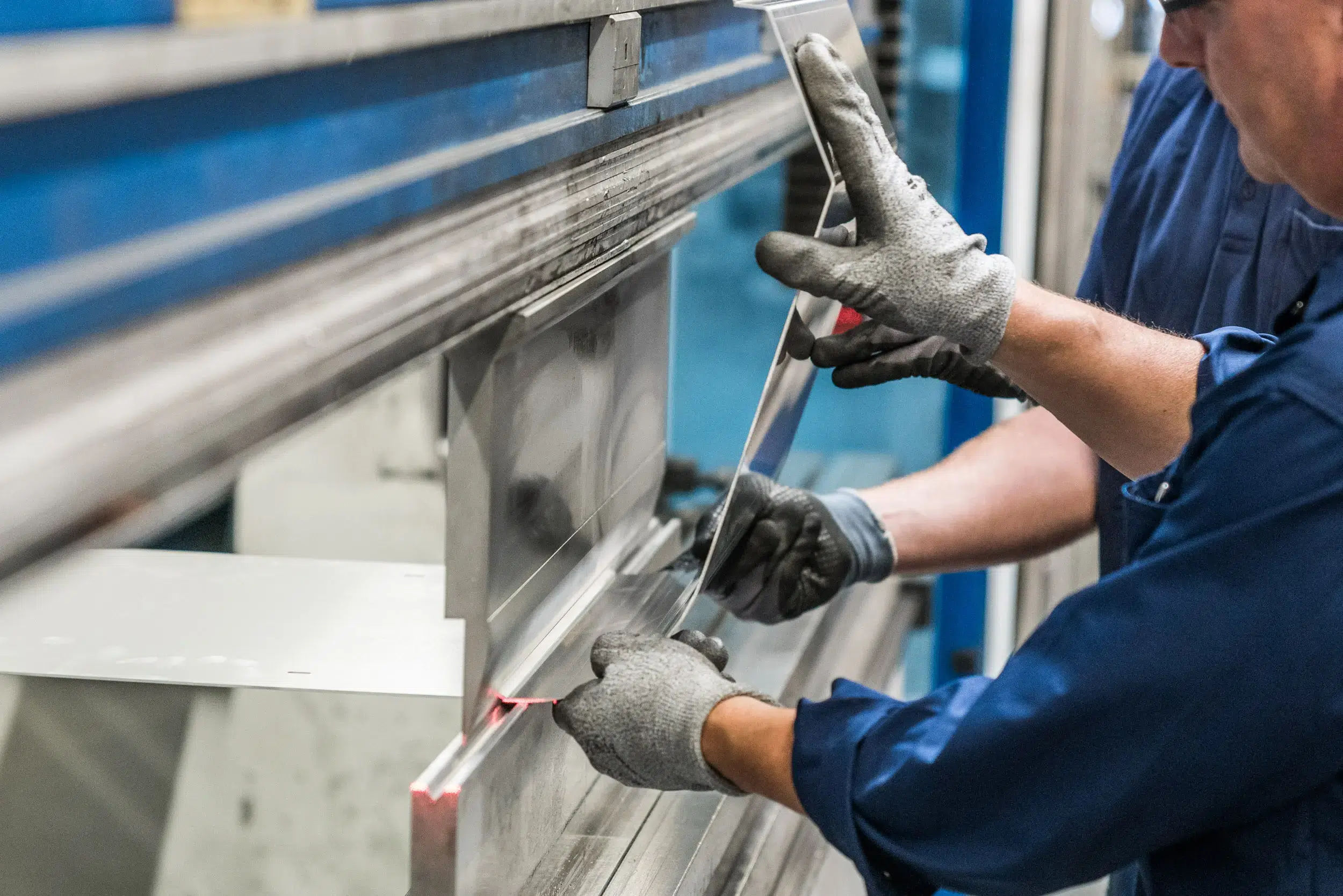 A peça a laser é moldada numa prensa-dobra — imagem da produção na empresa de subcontratação SPALECK