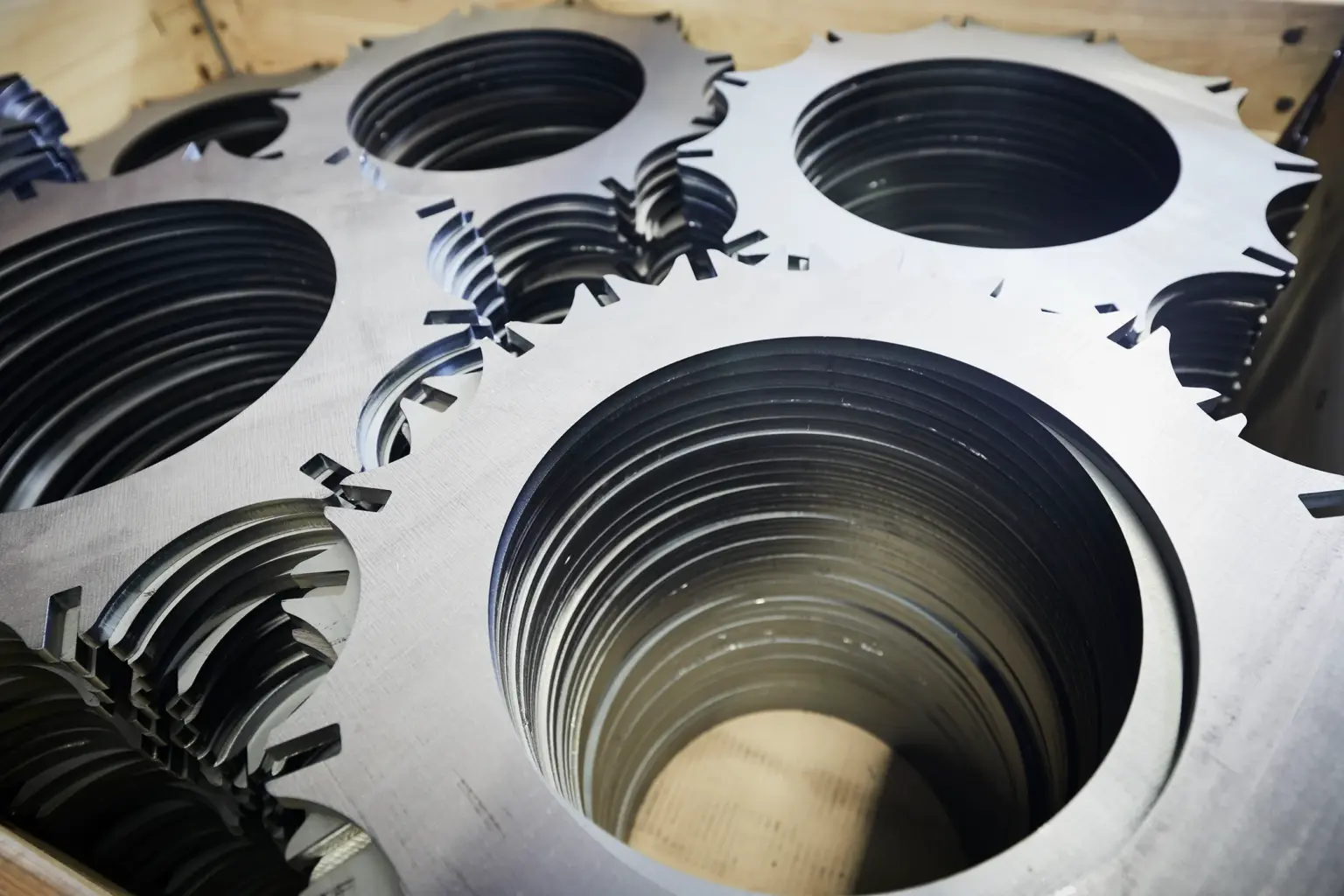 Peças fabricadas a laser empilhadas num palete nas instalações do fabricante SPALECK